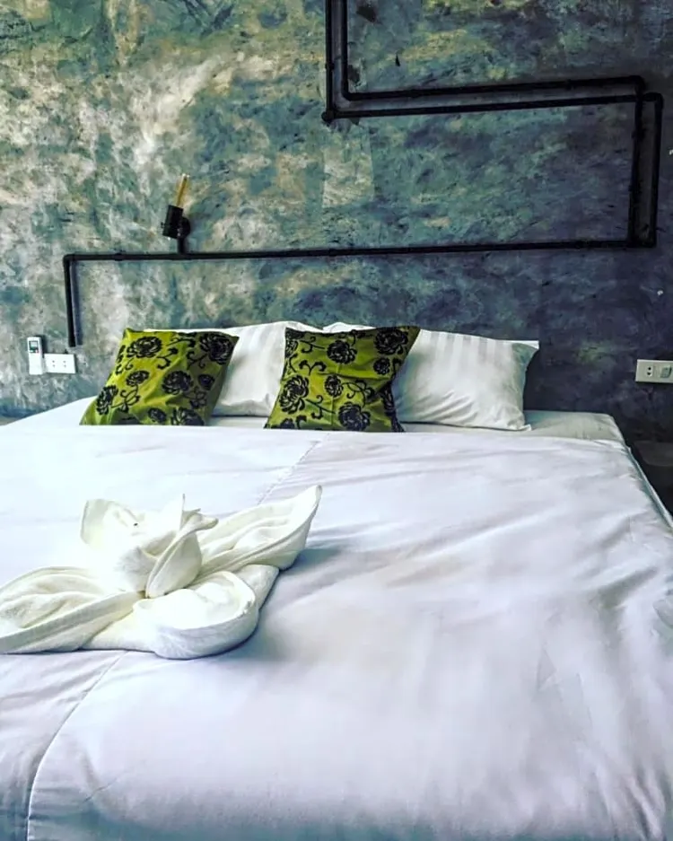ห้องเตียงใหญ่ พร้อมวิวสวน