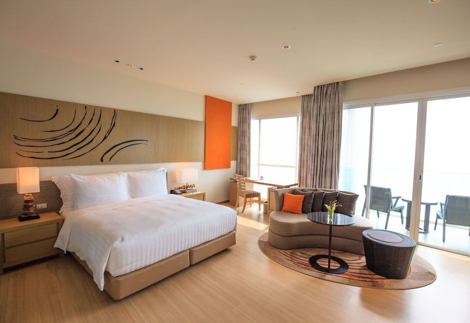 Mövenpick Siam Hotel Na Jomtien PattayaJunior King Suite