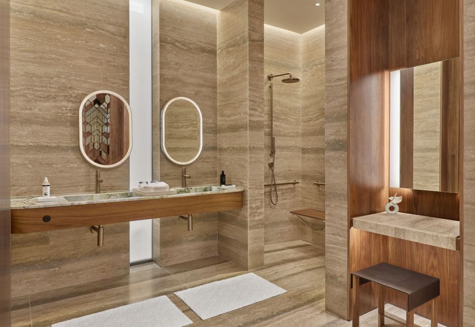 尊優華貴客房， 客房， 1 張特大床， 海景， 水池， 露台