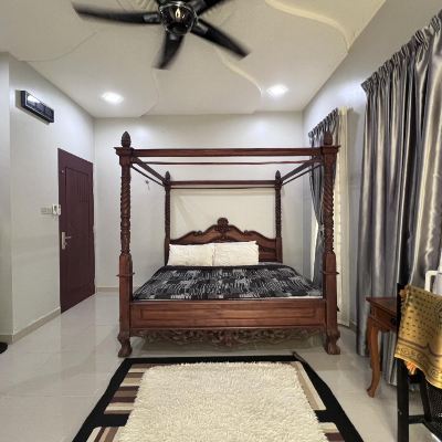 Bilik Deluxe King Kupon OYO 89873 Nurbayu Chalet