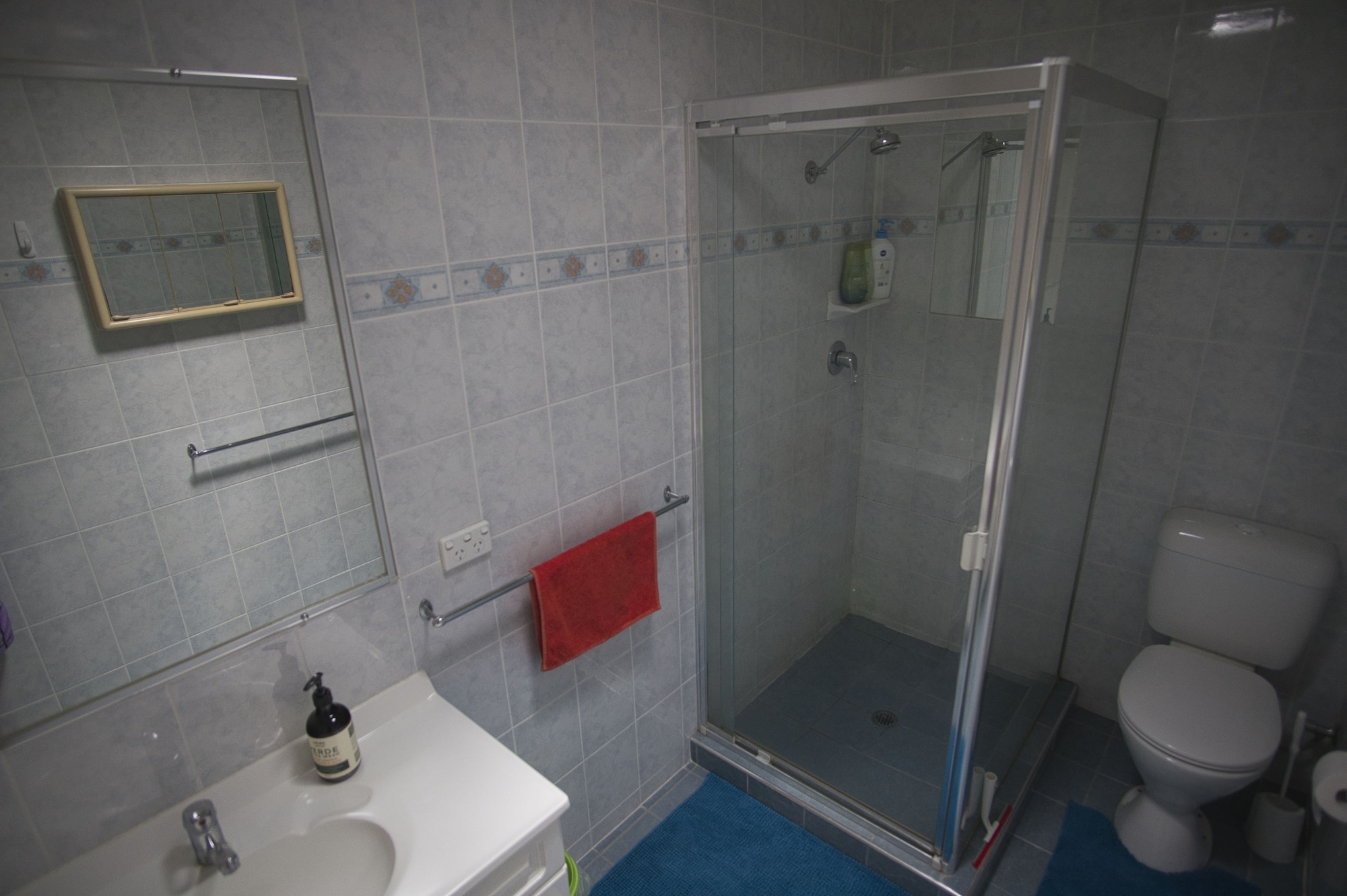 带共用浴室的双人床房