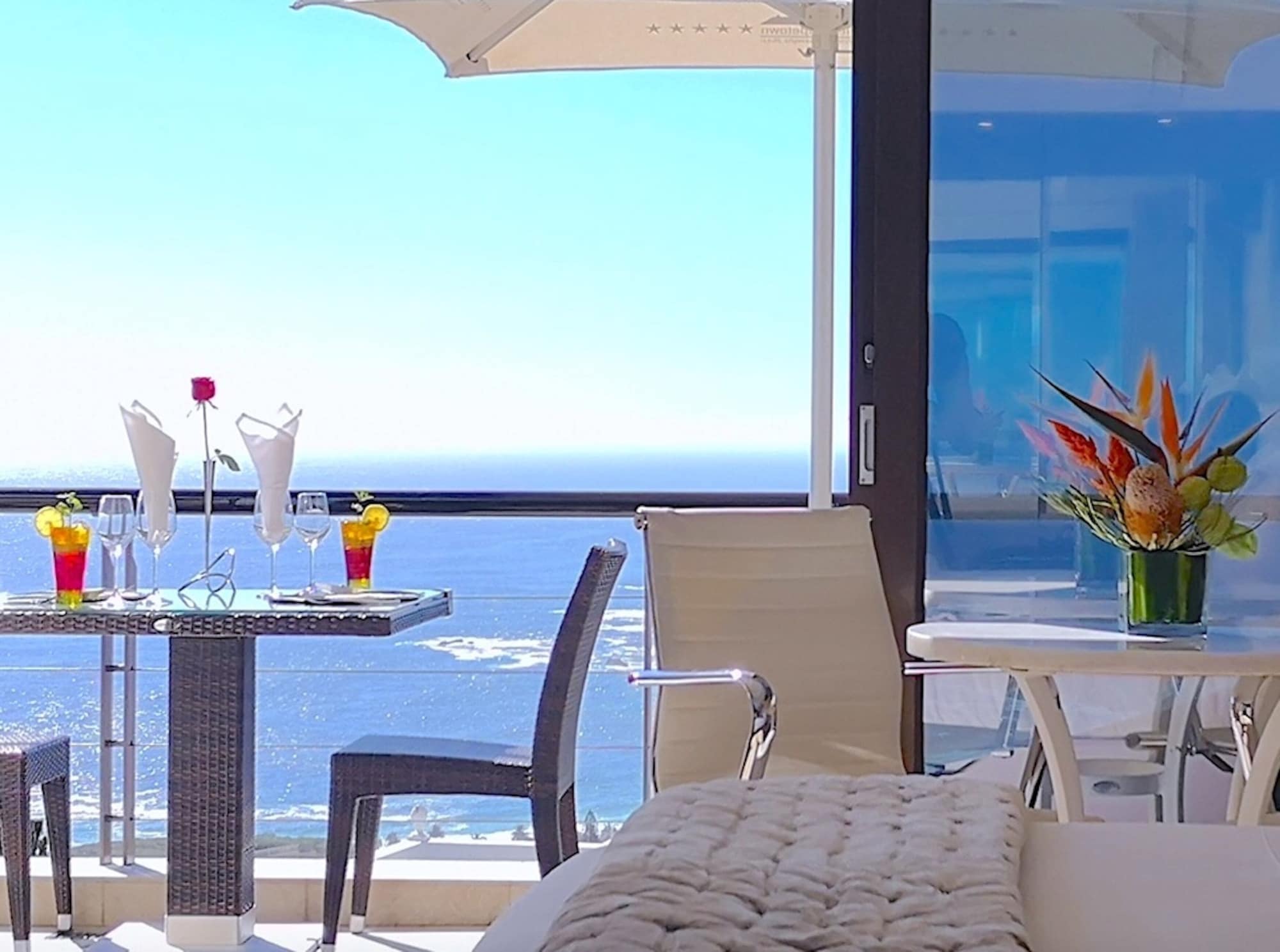 1号房，小型套房，主卧室，一特大床，海景