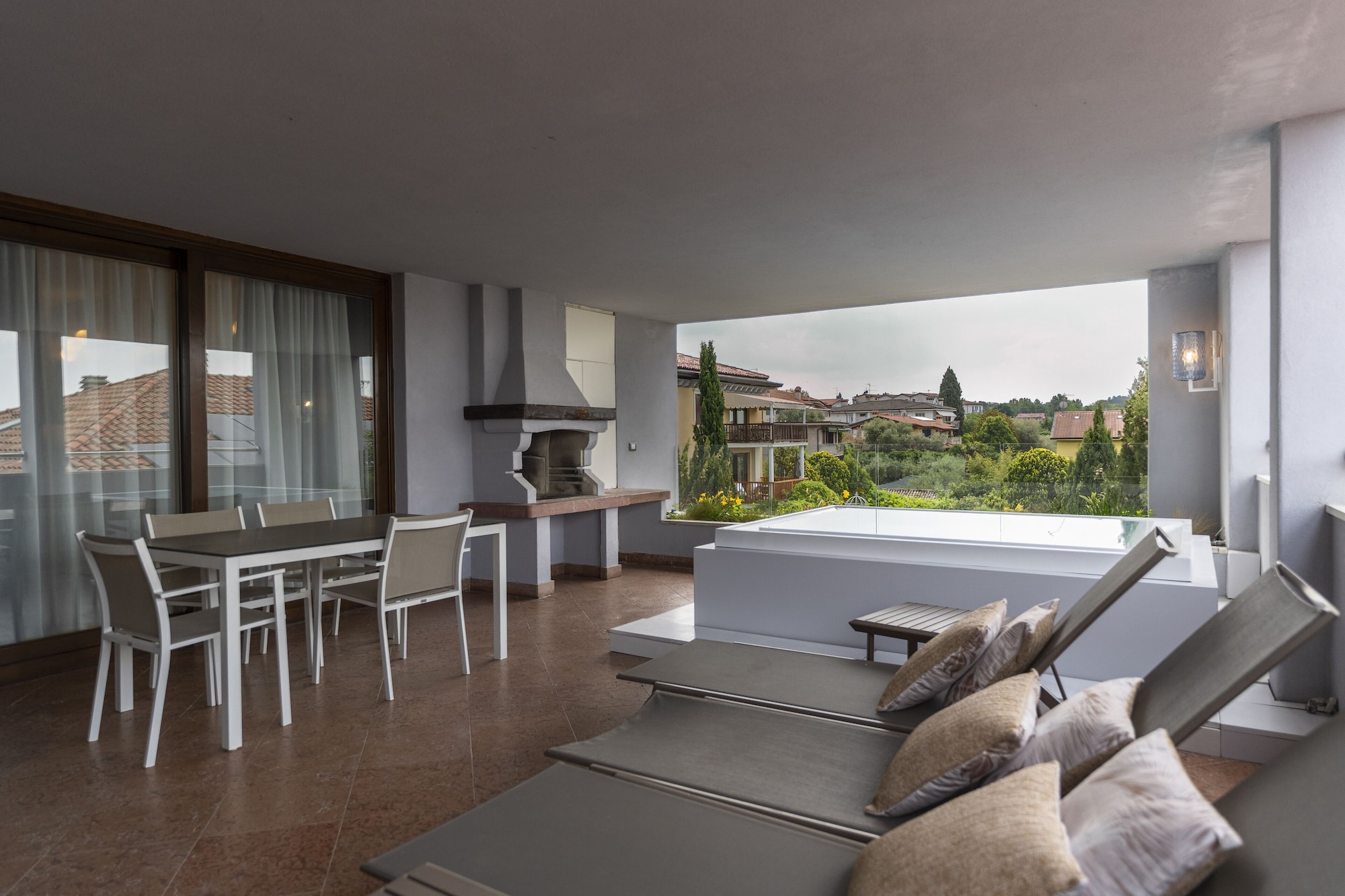 行政套房， 3 间卧室， 露台， 湖景