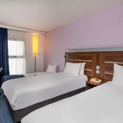 Room With 2 Single Beds And A Sofa For One Person 智選假日馬賽聖查爾斯酒店優惠