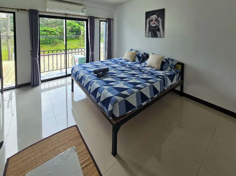 ห้องเตียงใหญ่ พร้อมวิวสวน