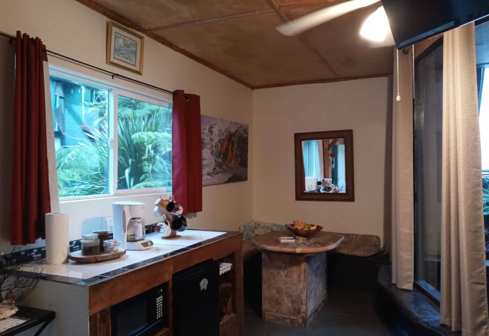 Aloha Crater Lodge Honeymoon Suite, 1 King Bed, Refrigerator & Microwave