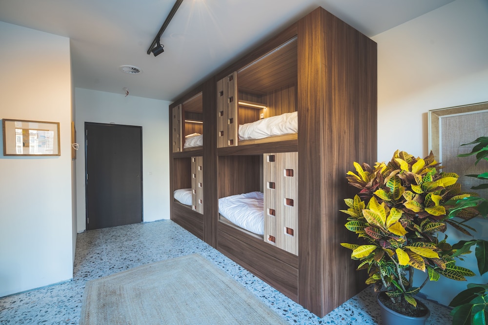 8人公共宿舍（一張床位）