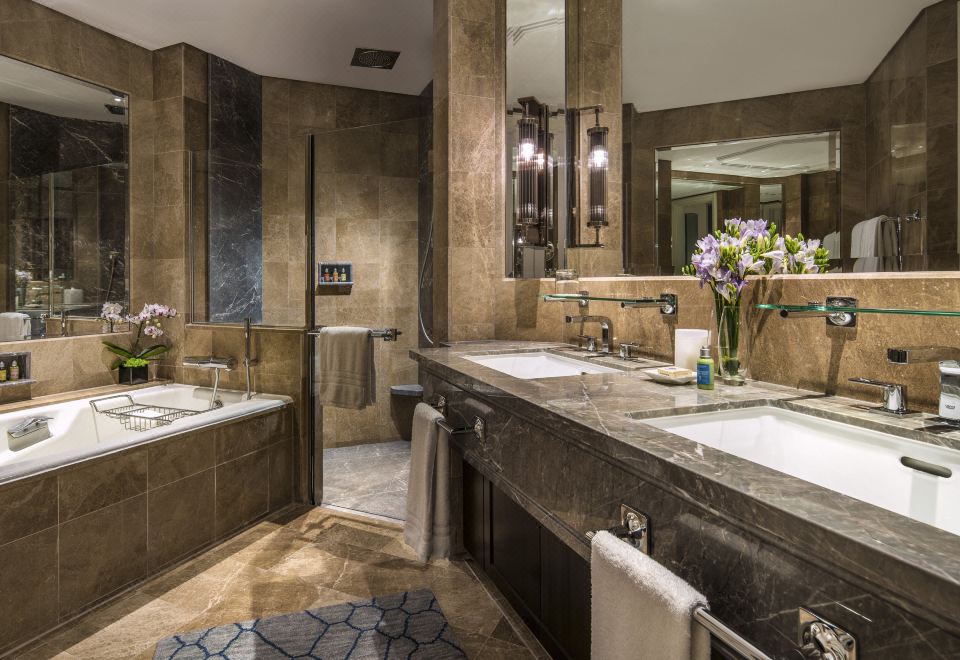 Four Seasons Hotel SingaporeClub Room 1 King City View