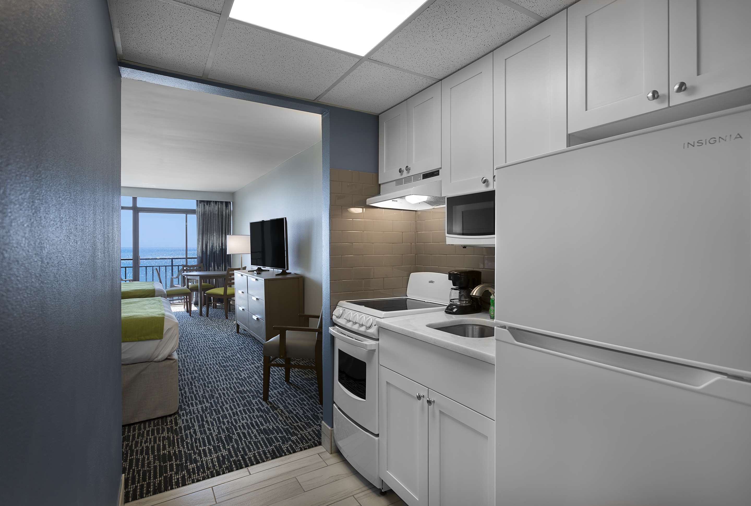 2张大床，无烟，南楼，阳台，海滨，小厨房，桌子和椅子