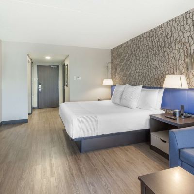 1 King Bed, Non-Smoking, Sofabed, Microwave and Refrigerator, Keurig Coffee Maker, Walk in Shower GLō Best Western Mississauga Corporate Centre Promo Code