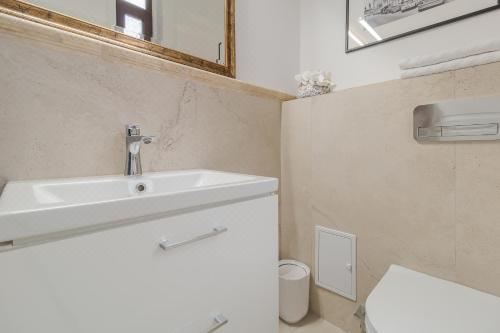 Unique Experience - Palat Istoric Oradea -Ultraelegant ?i spa?ios Two-Bedroom Apartment