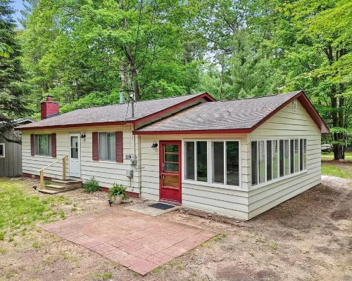 Charming 3-bedroom house with AC, WiFi, 🏓Ping-Pong, Foosball,🔥Firepit,🍔 Grill Hoteles en Municipio de Gerrish