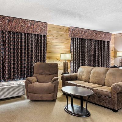 King Suite With Jetted Tub-Non-Smoking C'Mon Inn Promo Code
