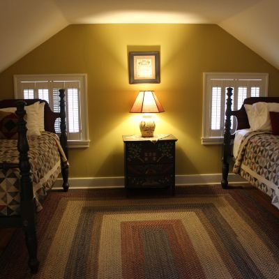 Classic Room, in the Hillside Cottages, 1 Queen Bed and 2 Twin Beds, Non Smoking Inn at Hermannhof Promo Code