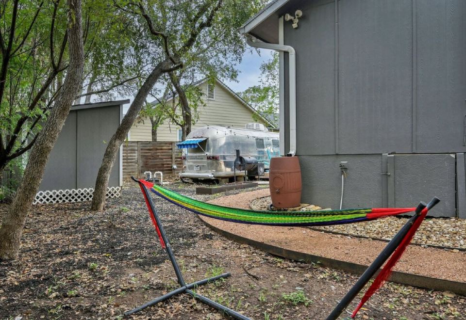 Charming Oasis With Airstream And Fire Pit-Cozy Escape Under Oak Trees