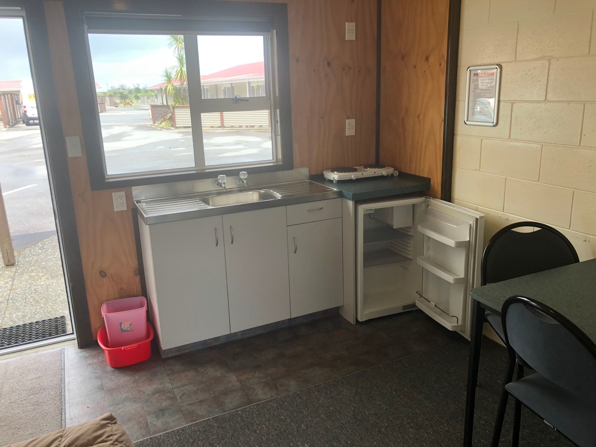 Greymouth Seaside Top 10 Holiday ParkSmall Kitchen Cabin 5 (Shared Bathroom)
