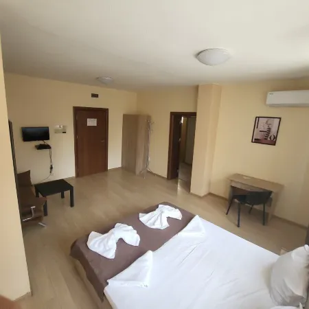 Twain Apart&Rooms