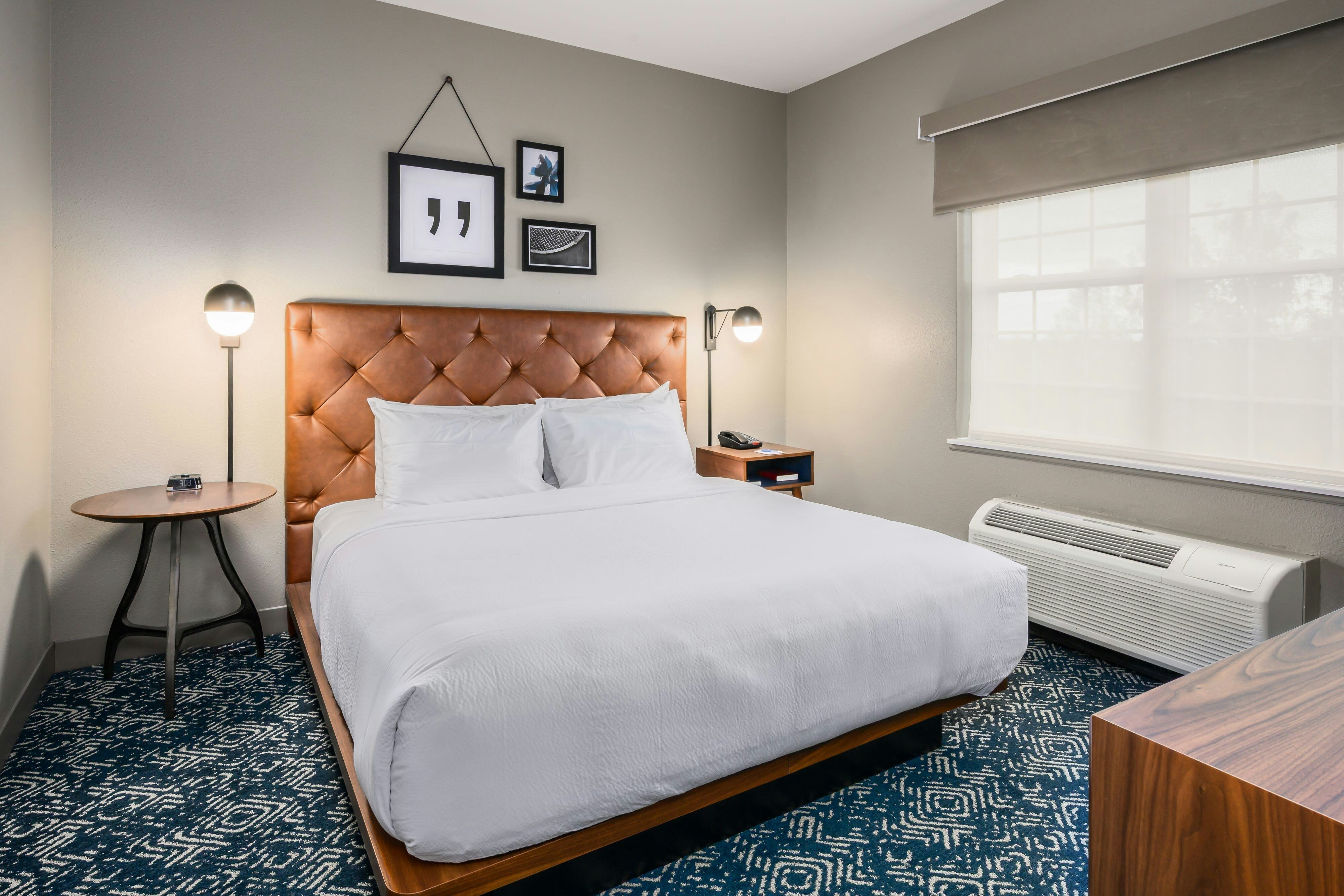 带梳化床和漩涡浴缸的特大床套房