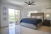 Come to enjoy this fully renovaded 3-bedroom apartment full of amenities. Hotele w: 