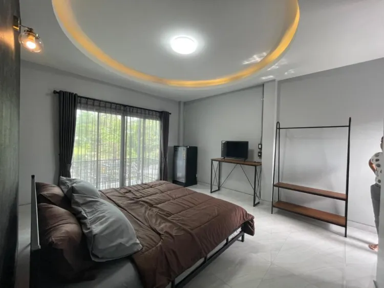 Deluxe King Room-Accessible, Roll-in Shower