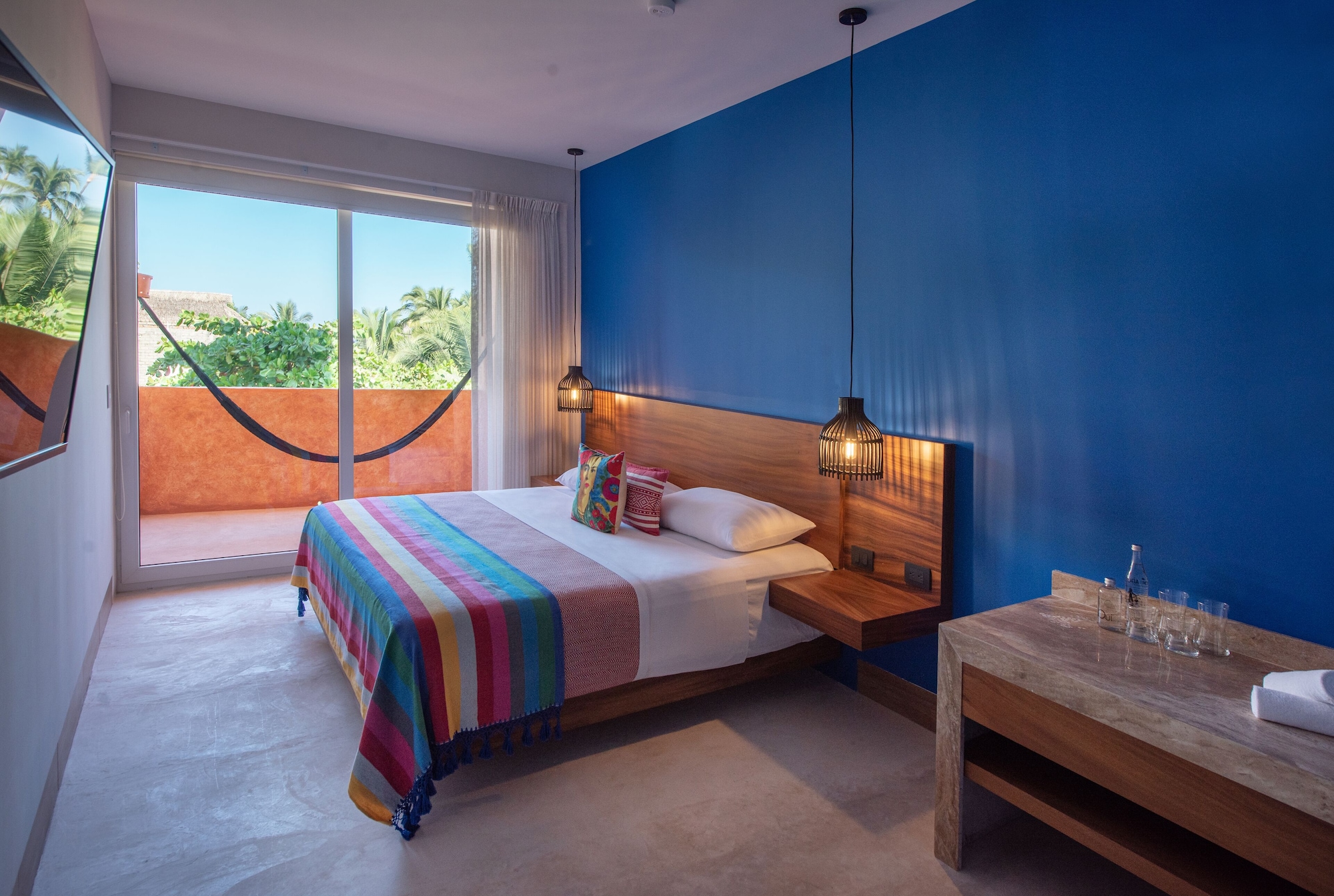 带阳台和海景的豪华房