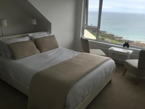 带海景的奢华特大床房