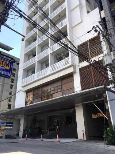 Modern Studio Gem - Two Balconies with Ocean & Mountain ViewsOne-Bedroom Apartment