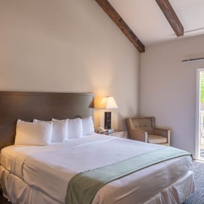 Deluxe King Room Cannery Row Inn Promo Code