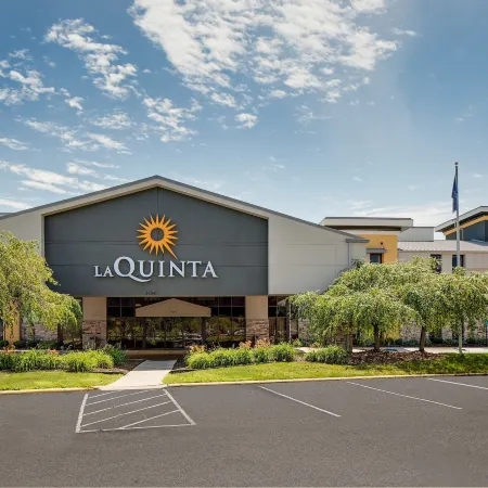 La Quinta Inn & Suites by Wyndham Detroit Metro Airport