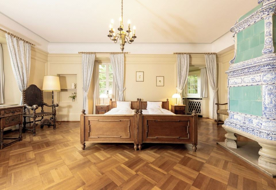 带阳台的小型套房