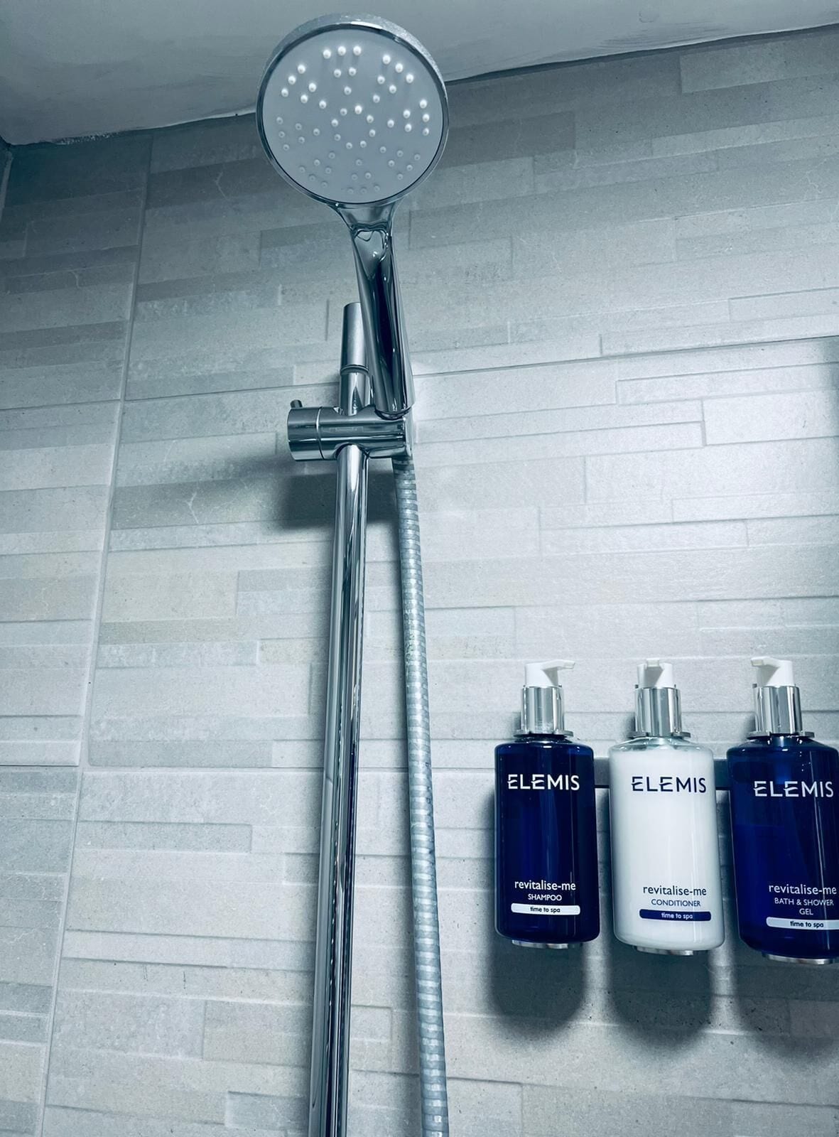 经典双人间或双床间， 1张特大床， 城市景观