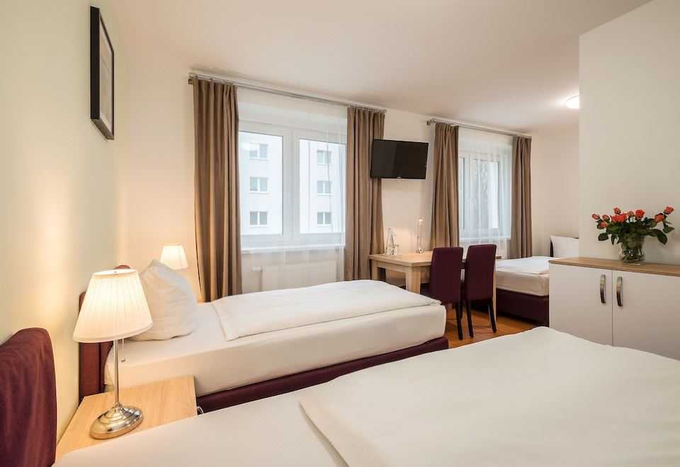 基礎三人房， 3 張單人床