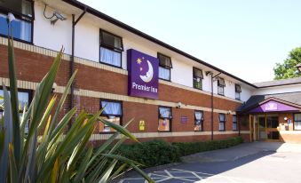 "a large building with a purple sign that reads "" premier inn "" prominently displayed on the front" at Premier Inn Fareham