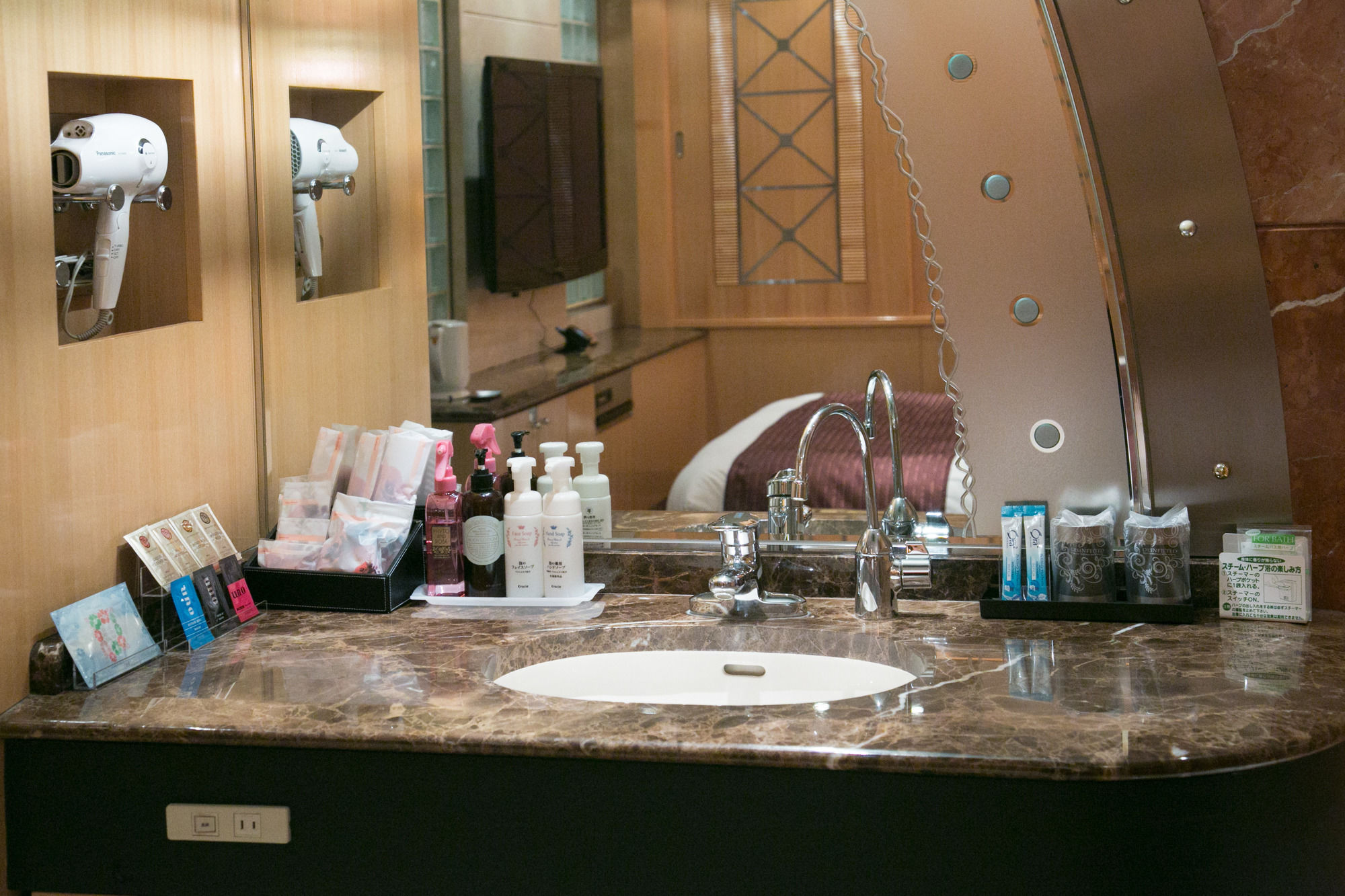 豪华房，1张大床（干桑拿）