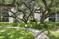 Luxurious 1-Bedroom Condo a Short Walk to Siesta Key Beach