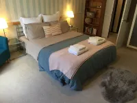 HOWTON COTTAGE - village cottage on coast path next to beaches Hotels in Maker-with-Rame