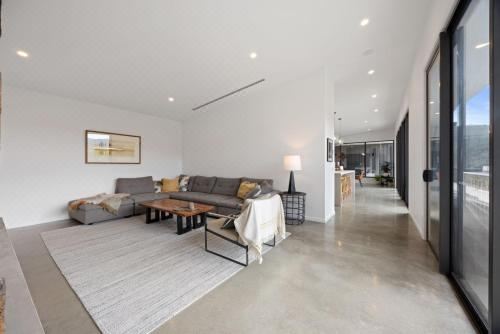 Tanderra - Pool - Sleeps 12 Six-Bedroom House