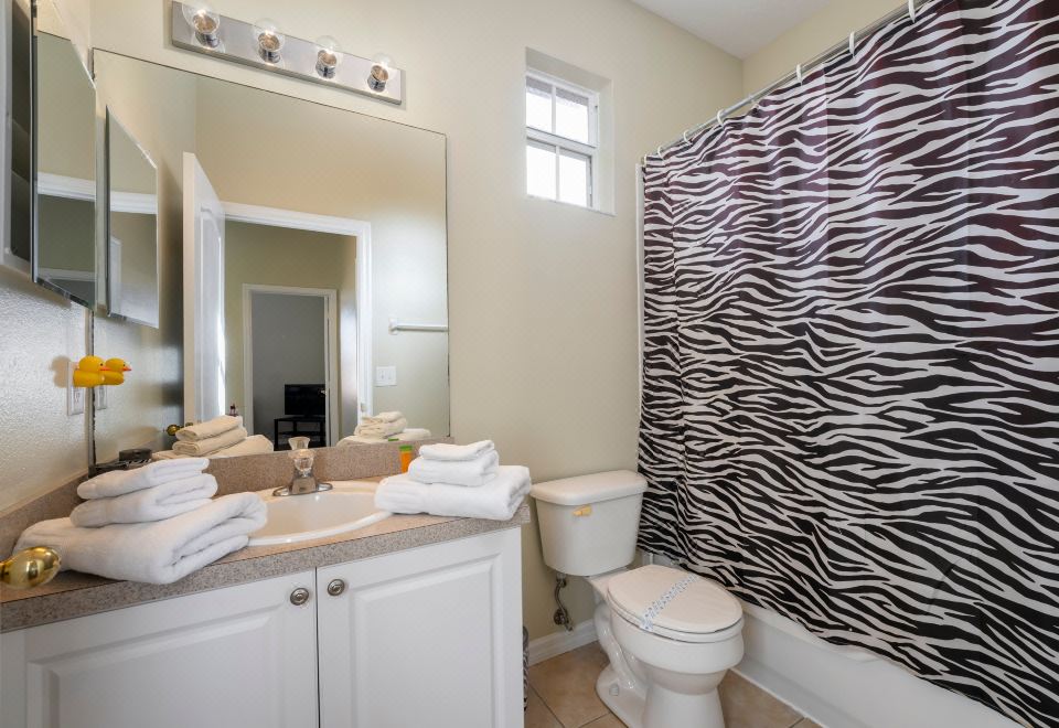 门禁社区绿洲带泳池和水疗-精致家庭休闲