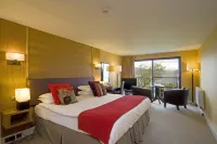 Holly Tree Hotel, Swimming Pool & Hot Tub Отели в г. 