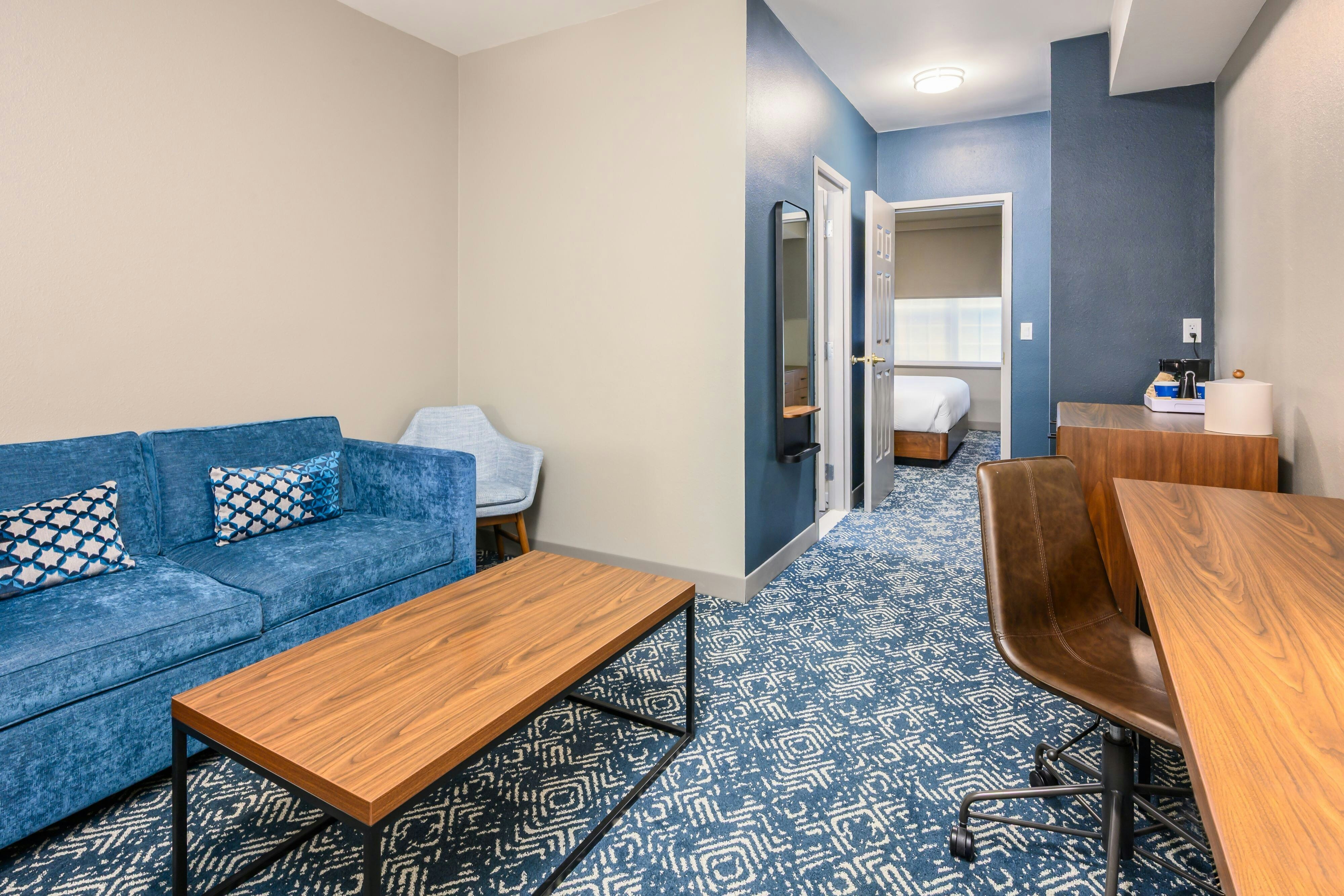 单卧室小型特大床套房，配有梳化床