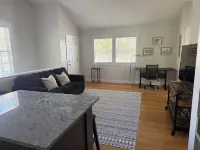 Adorable guest house with private backyard in Mount Pleasant