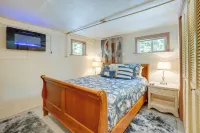 Waterfront Coos Bay Retreat w/ Kayaks!