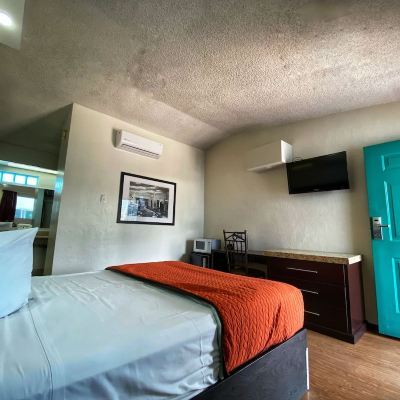 Standard Queen Room Non smoking R Inn de TJ Promo Code