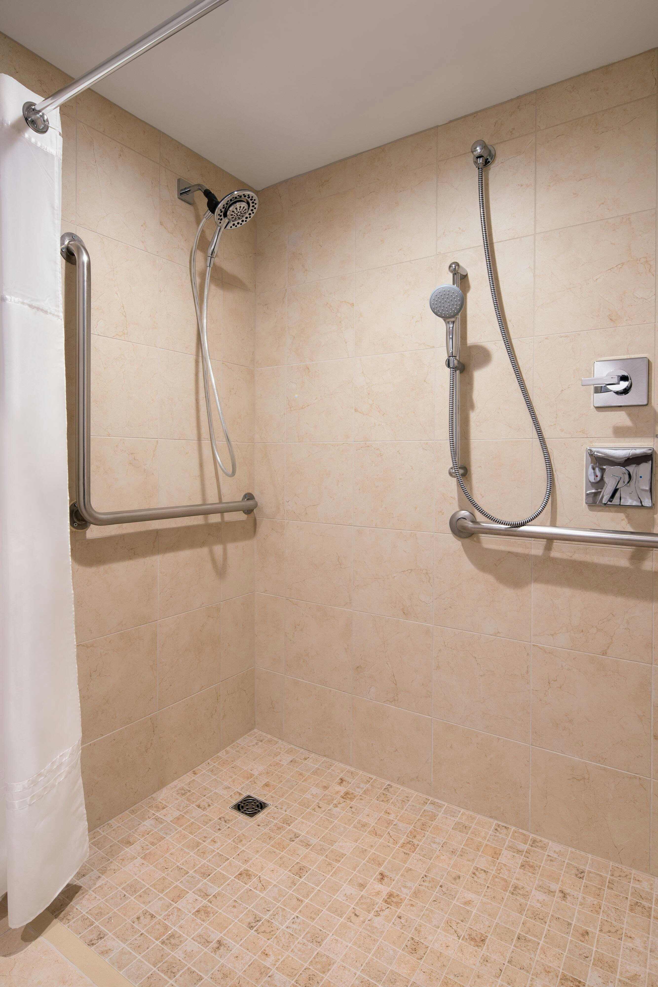 较大的特大床间 - 带梳化床