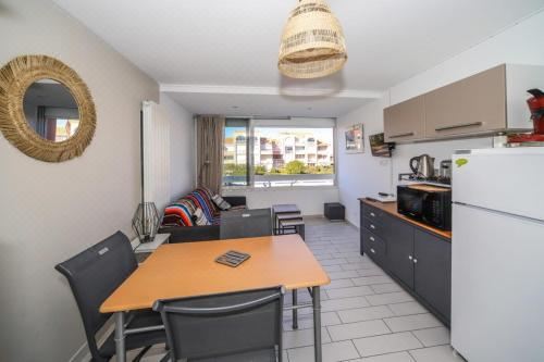 享有游泳池景致的一室公寓