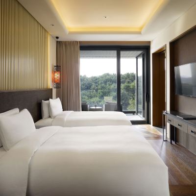 [Ananti 20 Years Journey] Twin Deluxe Room With Mountain View 20% Off 아난티 힐튼 부산 쿠폰