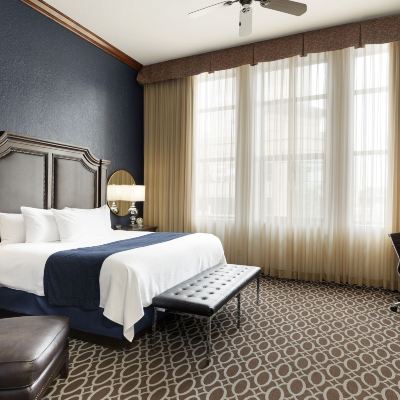 Executive King Room with Fireplace Des Lux Hotel Promo Code