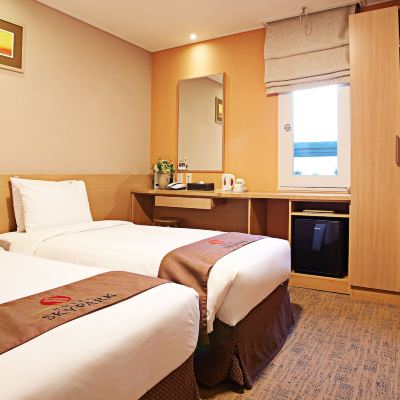 [K-Beauty & Voucher] Standard Twin + Voucher (Yeoti Krw30, 000 + Shinsegae Krw5, 000) + Facial Mask 호텔 스카이파크 명동 3호점 쿠폰