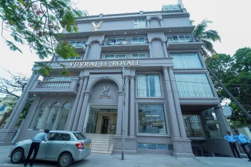Yuvraj Le: Royale