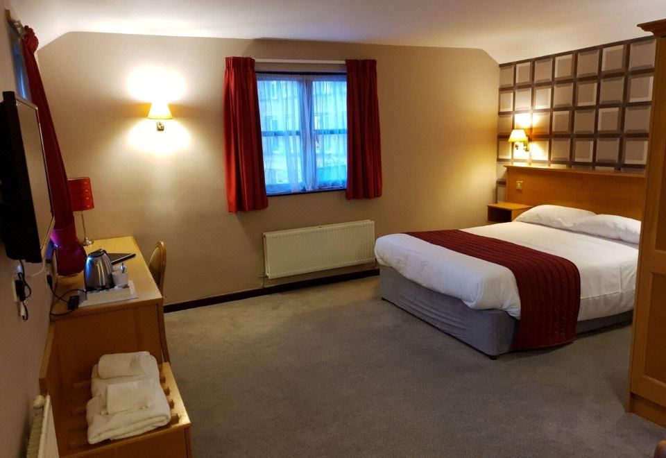 豪华双人房， 1张特大床， 无烟